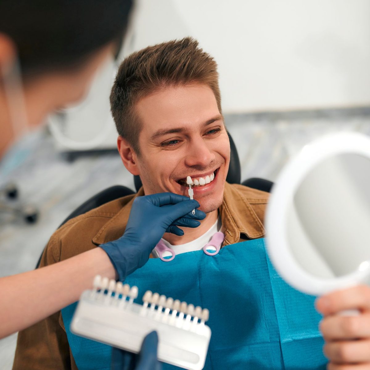Estética dental en Chiclana de la Frontera. Blanqueamiento dental en Chiclana, carillas dentales en Chiclana, carillas de composite, carillas de laboratorio, blanqueamiento en casa, blanqueamiento en clínica.